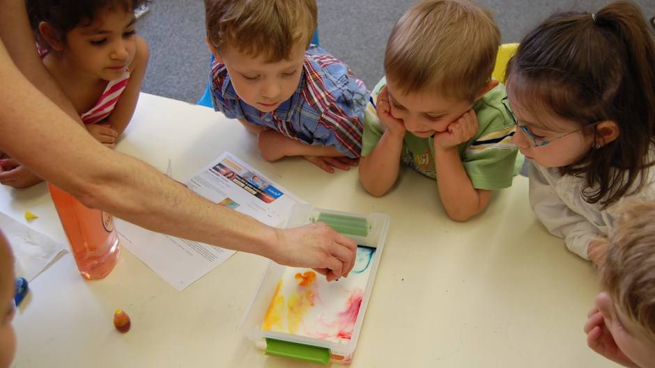 5 طرق تعلم طفلك عن طريق اللعب - يعنى 